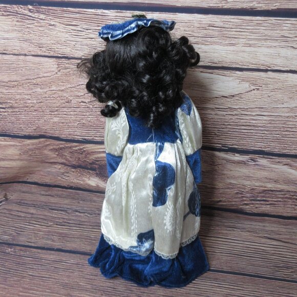 UniQue Porcelain Doll Collection 1-5000. 16" Naomi #162499 - Picture 11 of 12